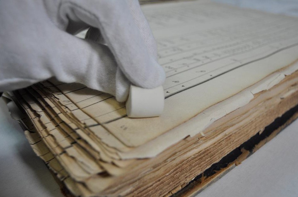 Operazioni di restauro ai registri manoscritti.
